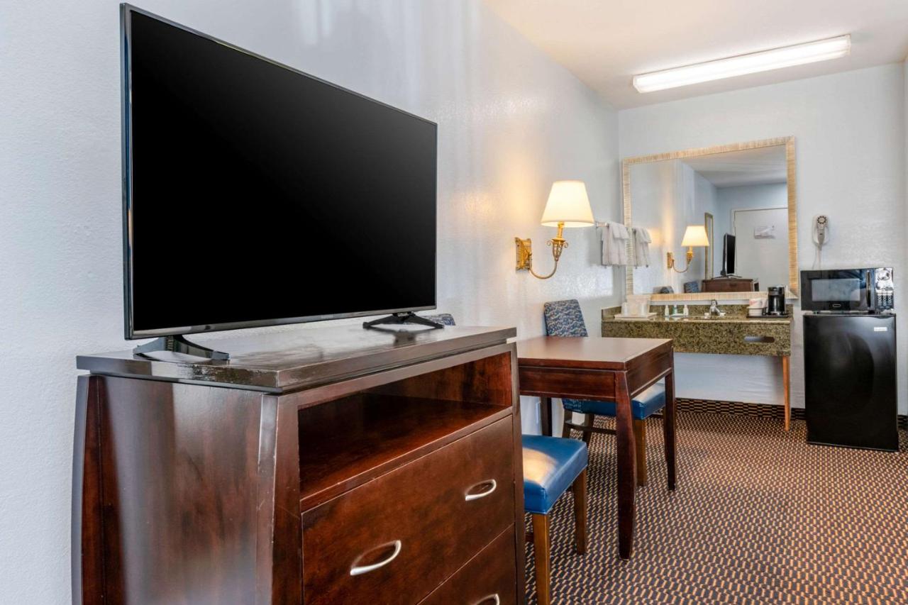 King Room - Non-Smoking at Quality Inn Sarasota North Near Lido Key Beach