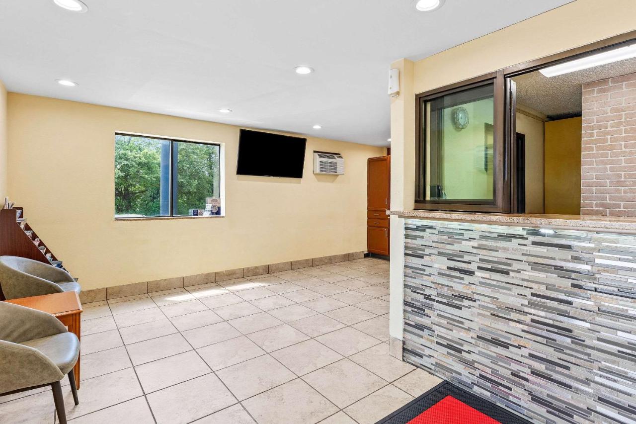 | Econo Lodge Akron