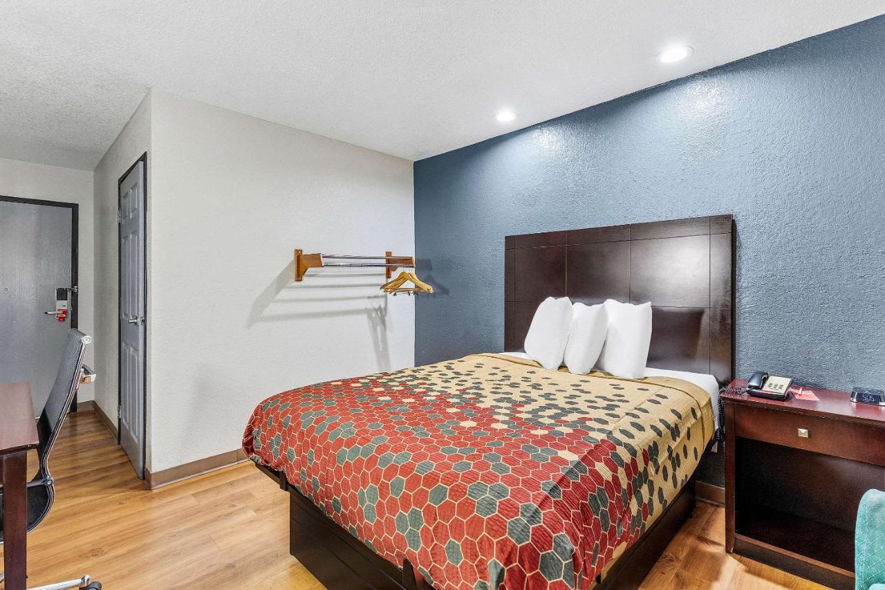 | Econo Lodge Akron