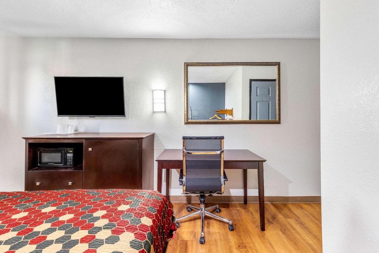 | Econo Lodge Akron