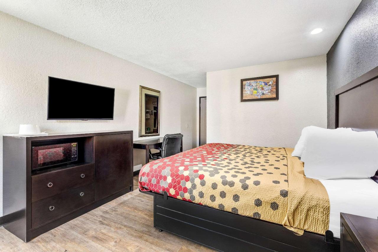 | Econo Lodge Akron