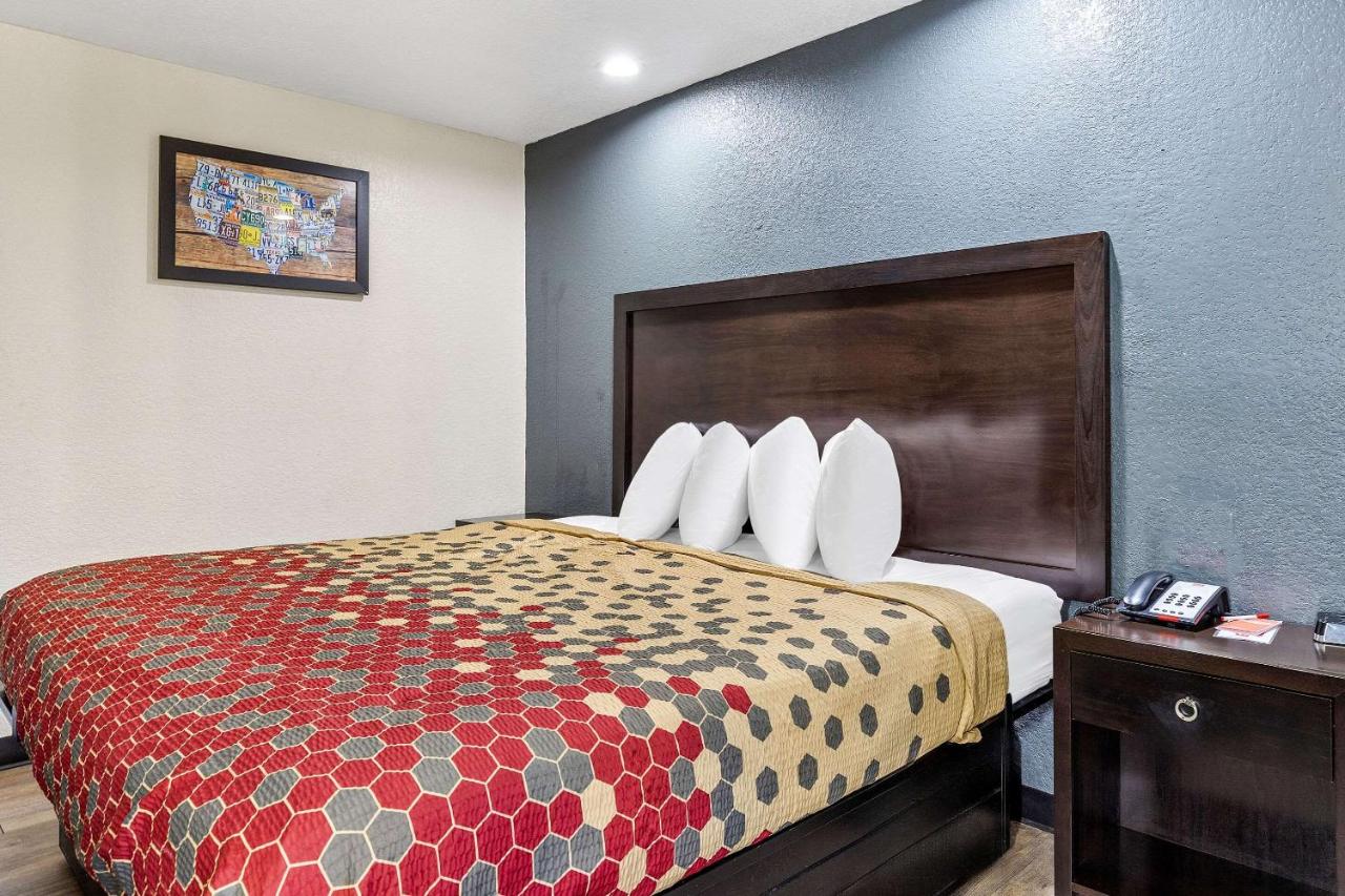 | Econo Lodge Akron