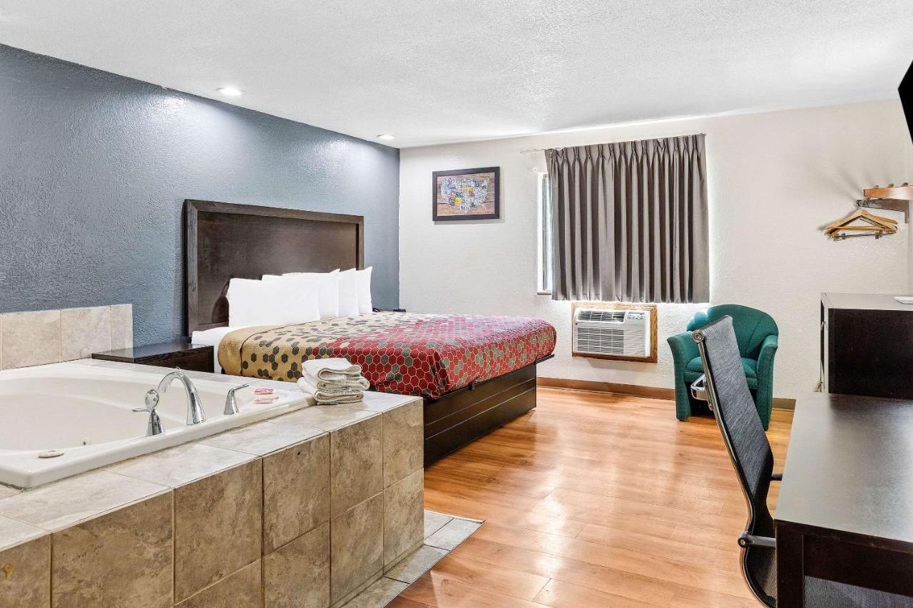 | Econo Lodge Akron