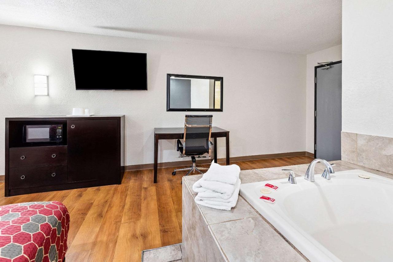 | Econo Lodge Akron