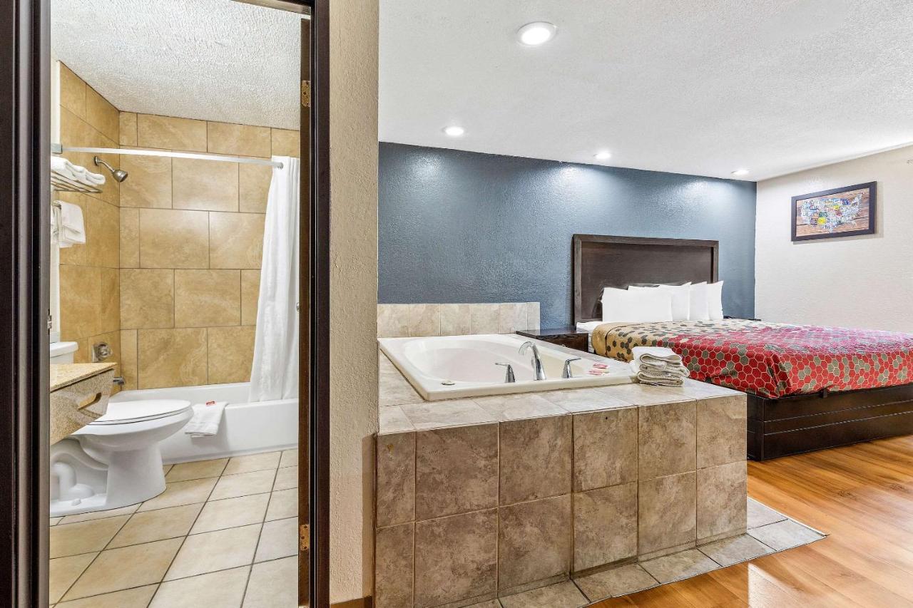 | Econo Lodge Akron