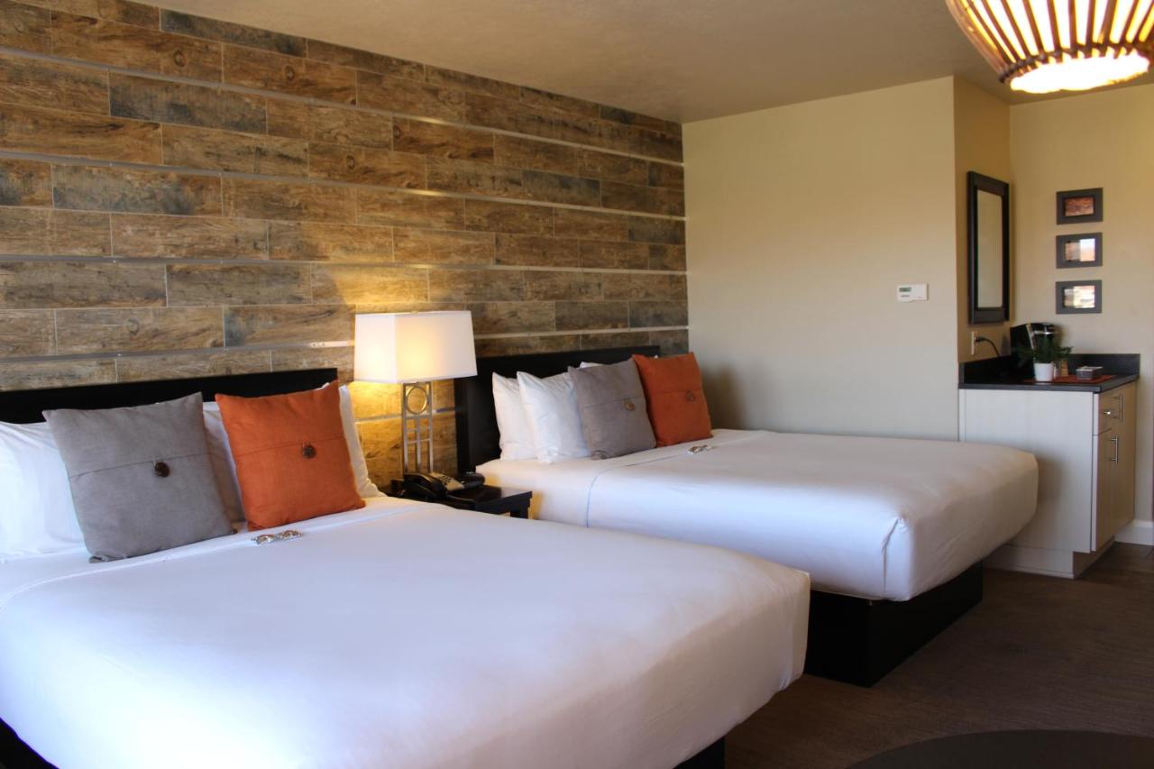 Queen Room with Two Queen Beds at Inn on the Cliff