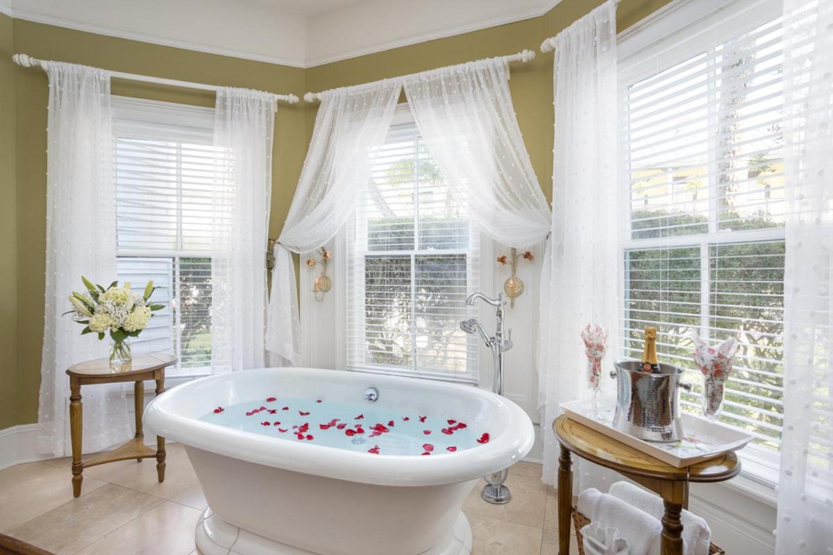 | Bayfront Westcott House Bed & Breakfast