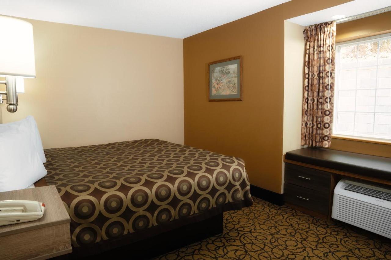 King Room at Guest Inn Pigeon Forge