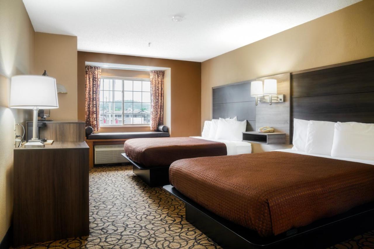 Queen Room with Two Queen Beds at Guest Inn Pigeon Forge