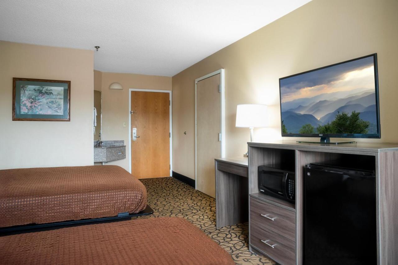 Queen Room with Two Queen Beds at Guest Inn Pigeon Forge