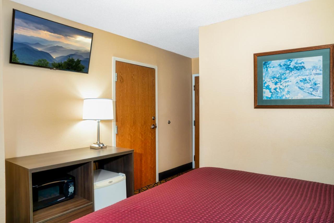 King Room at Guest Inn Pigeon Forge