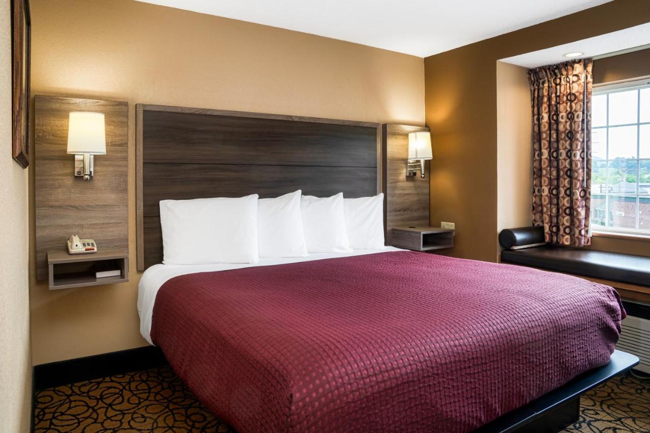 King Room at Guest Inn Pigeon Forge