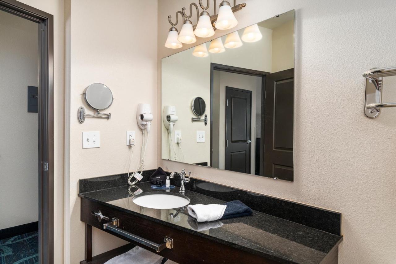 | Park Point Marina Inn