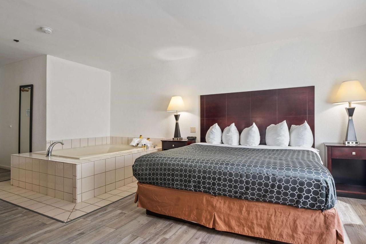  | Best Western Plus Oakbrook Inn