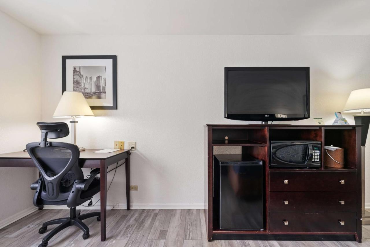 | Best Western Plus Oakbrook Inn