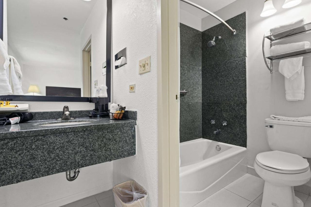 | Best Western Plus Oakbrook Inn