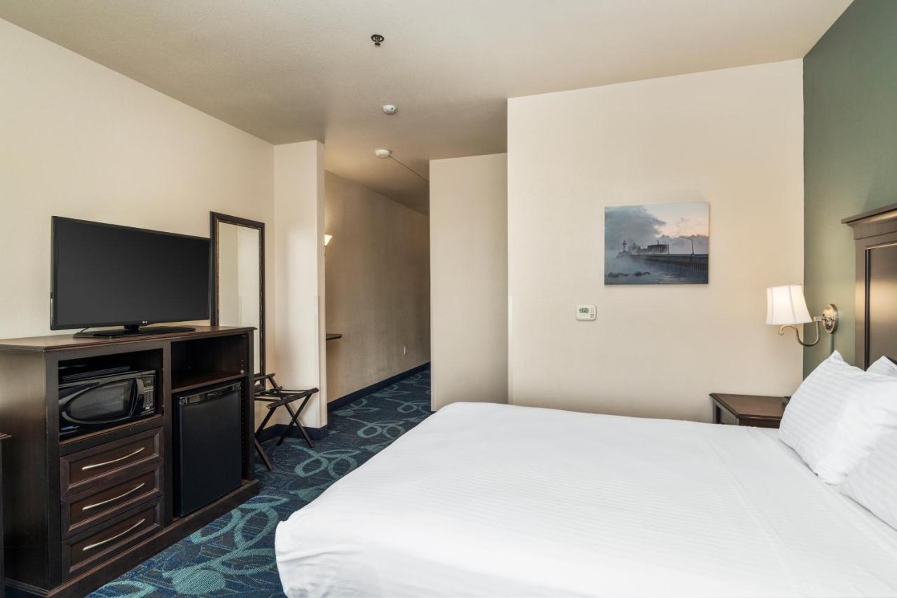 | Park Point Marina Inn