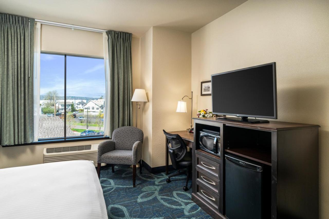 Single Queen Bed No Deck Land View at Park Point Marina Inn