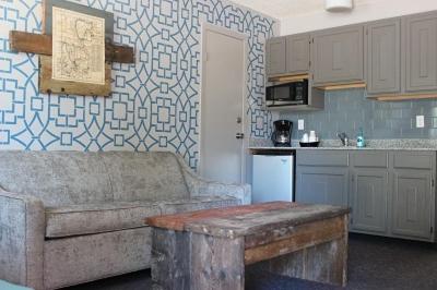 | Vintage Block Inn & Suites