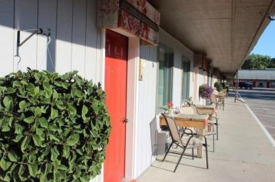 | Vintage Block Inn & Suites