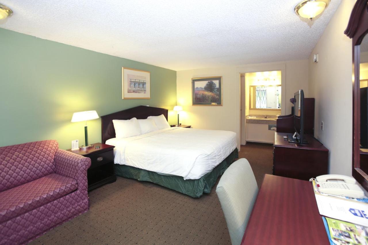 King Room- Non-Smoking at Knights Inn Battle Creek
