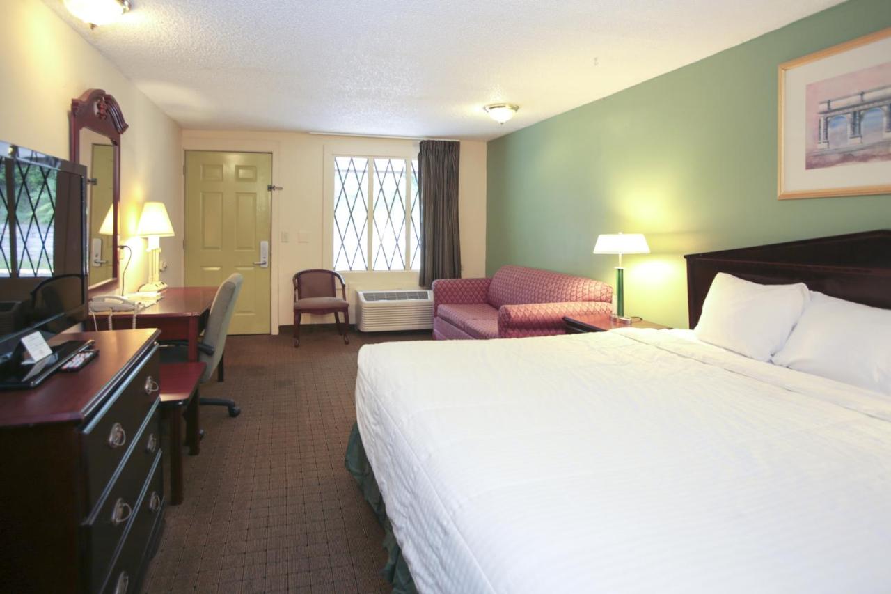 King Room- Non-Smoking at Knights Inn Battle Creek