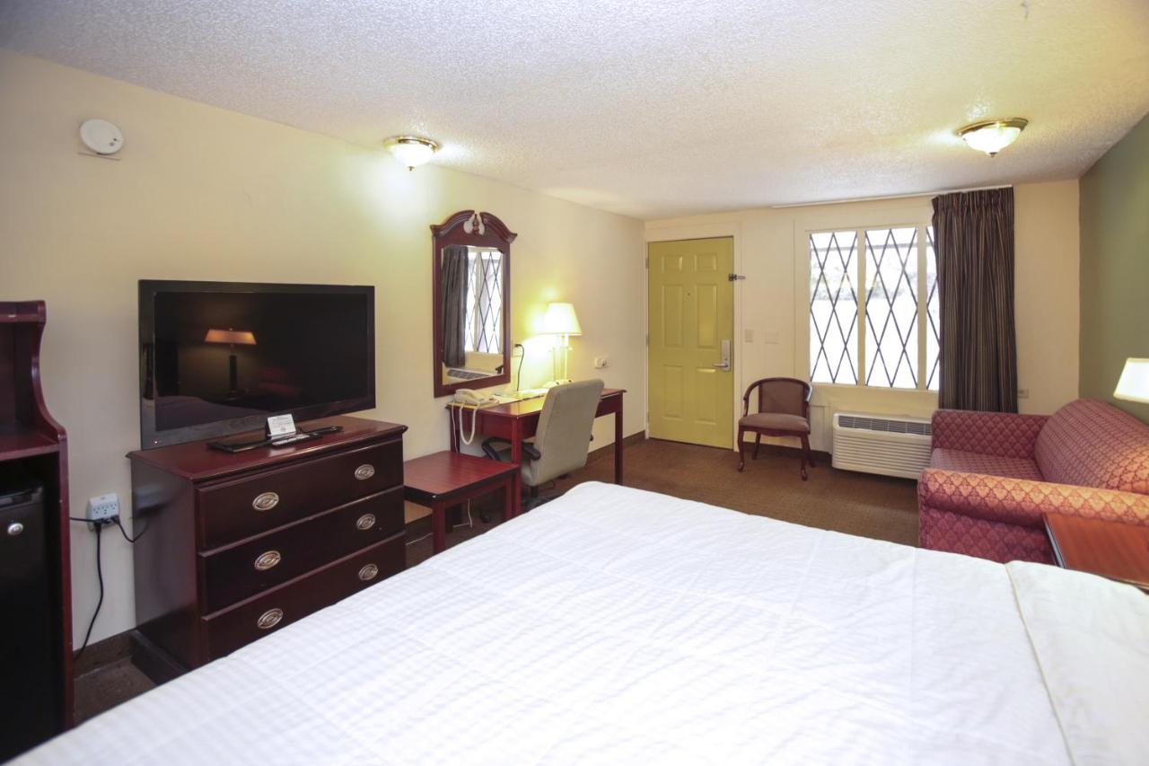 King Room- Non-Smoking at Knights Inn Battle Creek