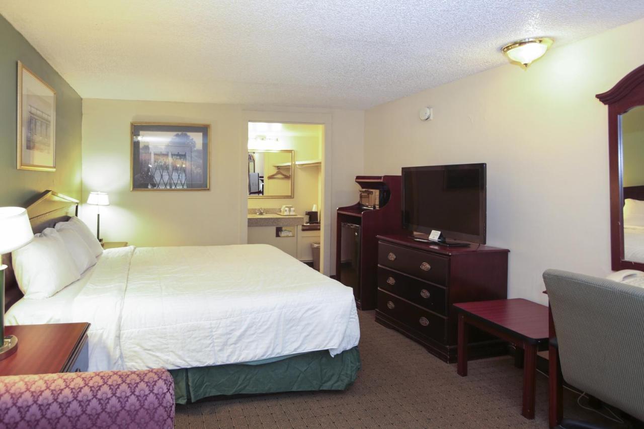 King Room- Non-Smoking at Knights Inn Battle Creek