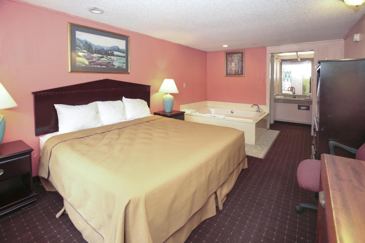 Deluxe King Room with Spa Bath- Non-Smoking at Knights Inn Battle Creek
