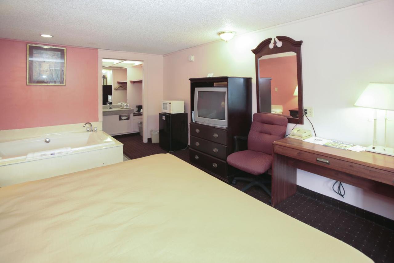 Deluxe King Room with Spa Bath- Non-Smoking at Knights Inn Battle Creek