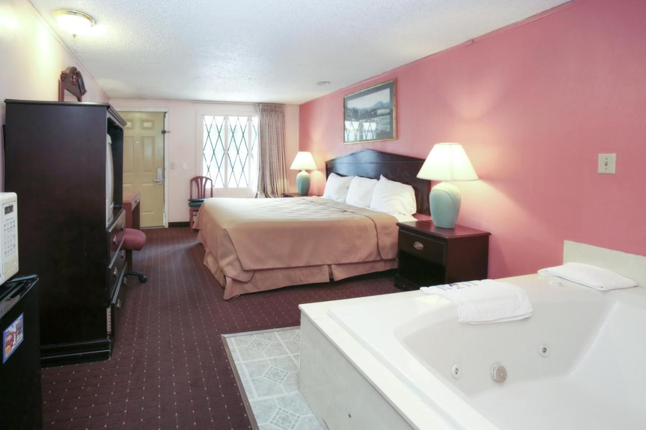 Deluxe King Room with Spa Bath- Non-Smoking at Knights Inn Battle Creek