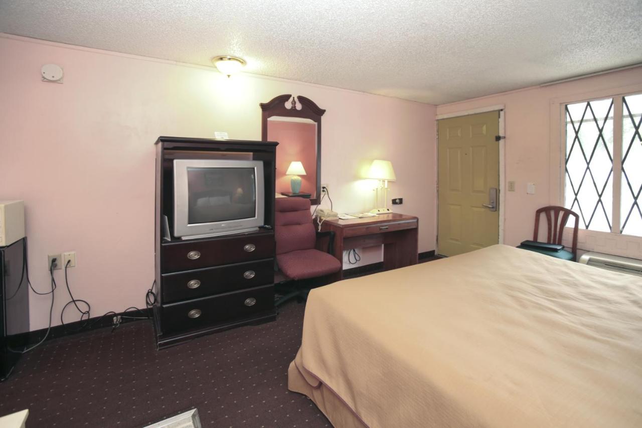 Deluxe King Room with Spa Bath- Non-Smoking at Knights Inn Battle Creek