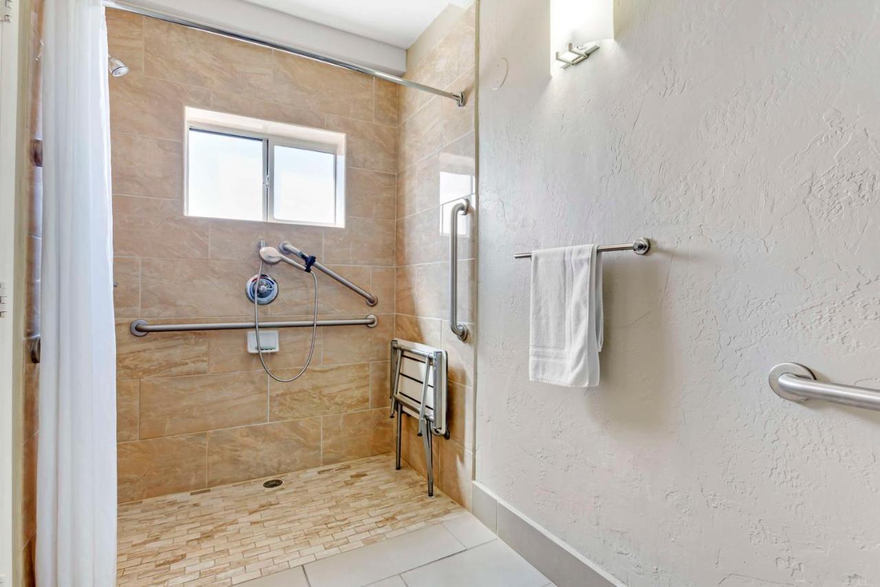 King Room with Roll-in Shower - Non-Smoking/Disability Access at Best Western Mission Inn
