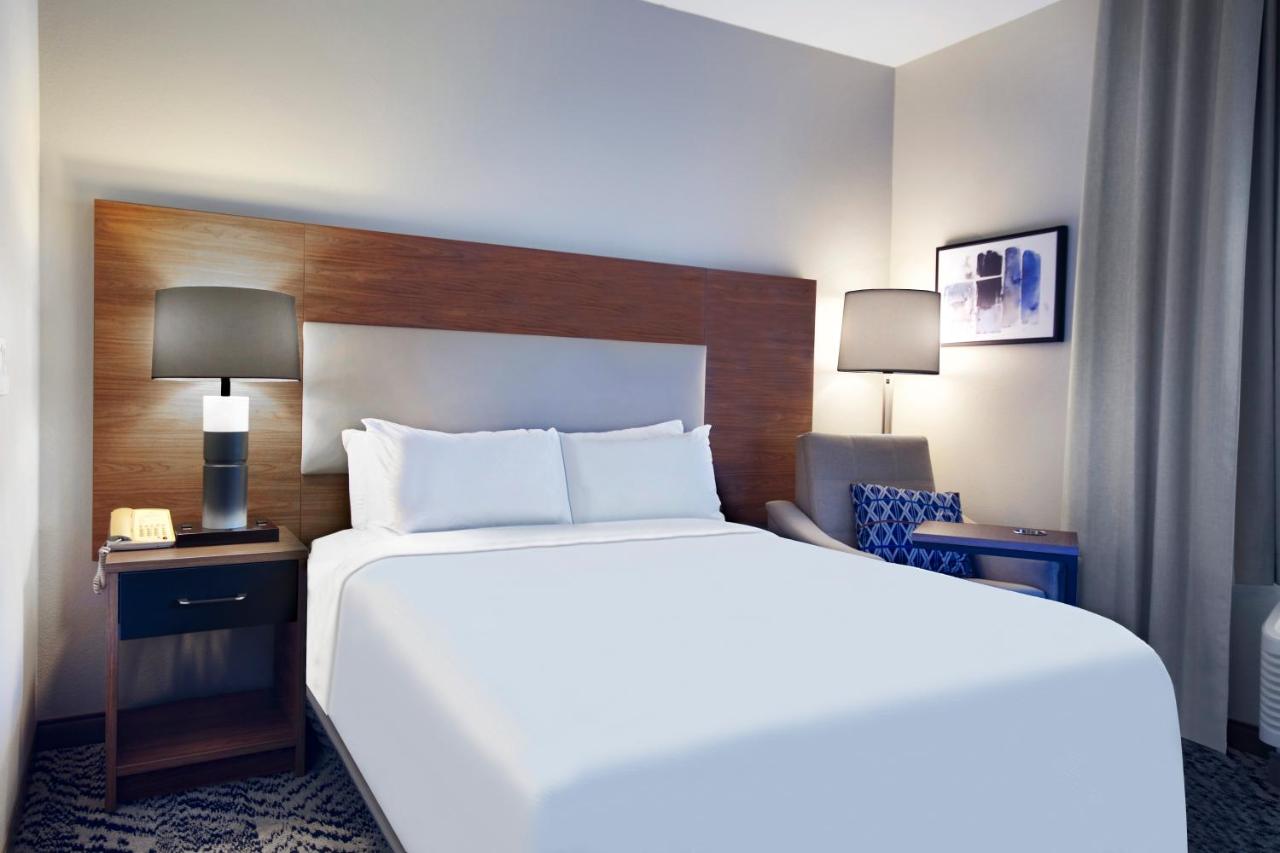 | Candlewood Suites Buffalo Amherst, an IHG Hotel
