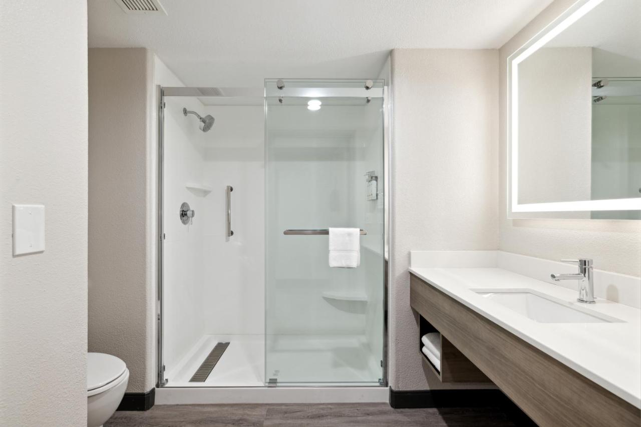King Room at Holiday Inn Express Hotel & Suites Vacaville by IHG