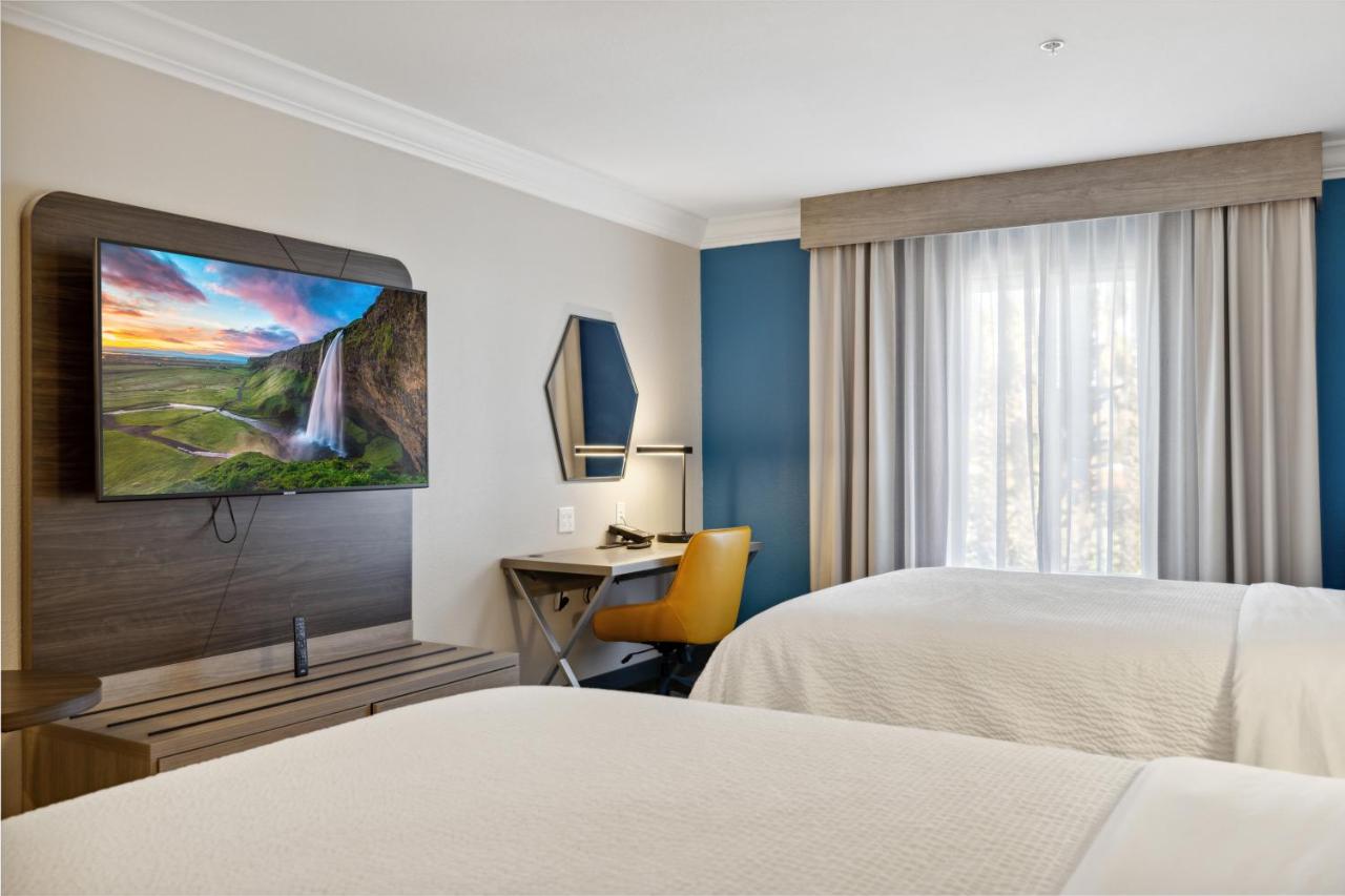 Queen Room with Two Queen Beds at Holiday Inn Express Hotel & Suites Vacaville by IHG