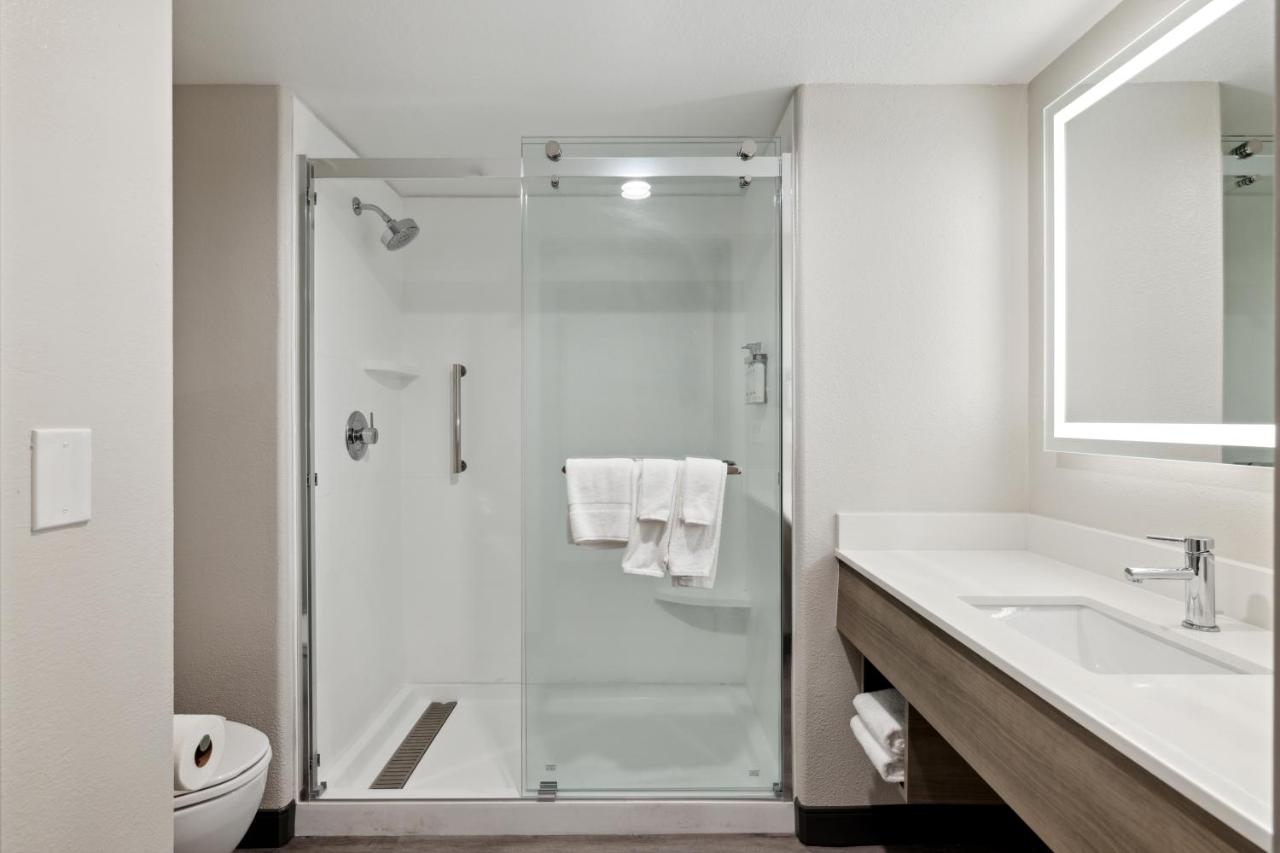 Queen Room with Two Queen Beds at Holiday Inn Express Hotel & Suites Vacaville by IHG