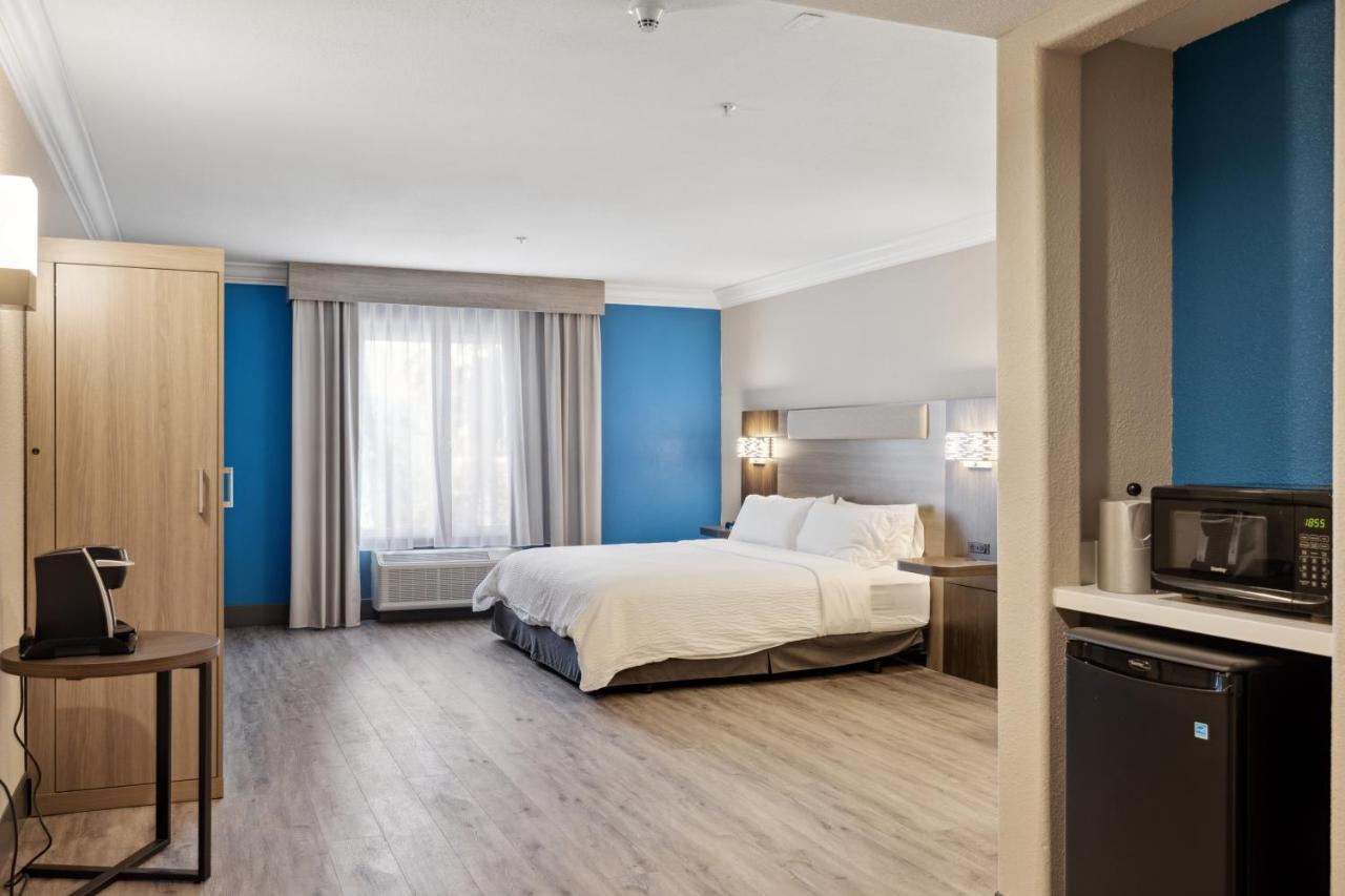 | Holiday Inn Express Hotel & Suites Vacaville, an IHG Hotel