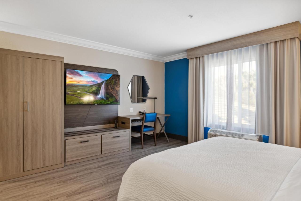 | Holiday Inn Express Hotel & Suites Vacaville, an IHG Hotel