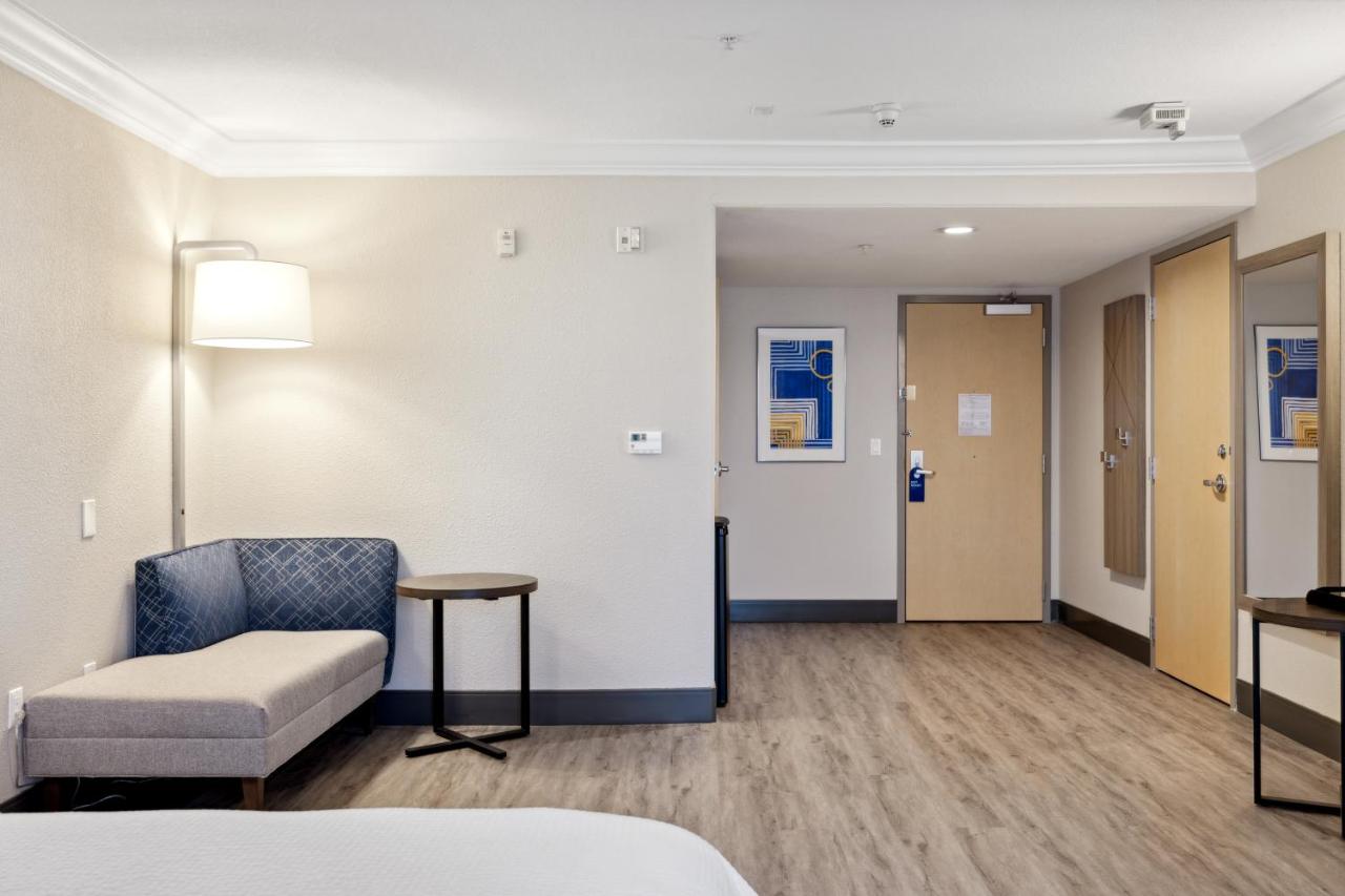 | Holiday Inn Express Hotel & Suites Vacaville, an IHG Hotel