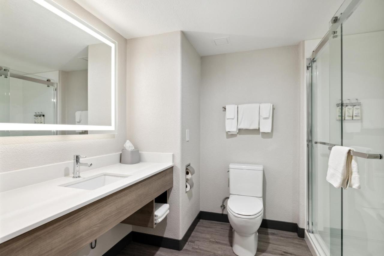 | Holiday Inn Express Hotel & Suites Vacaville, an IHG Hotel