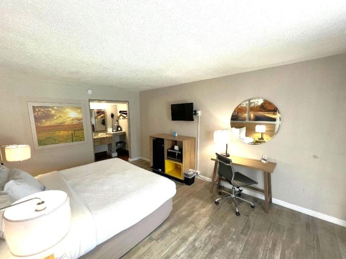 King Room - Disability Access/Non-Smoking at Days Inn by Wyndham Wildwood I-75