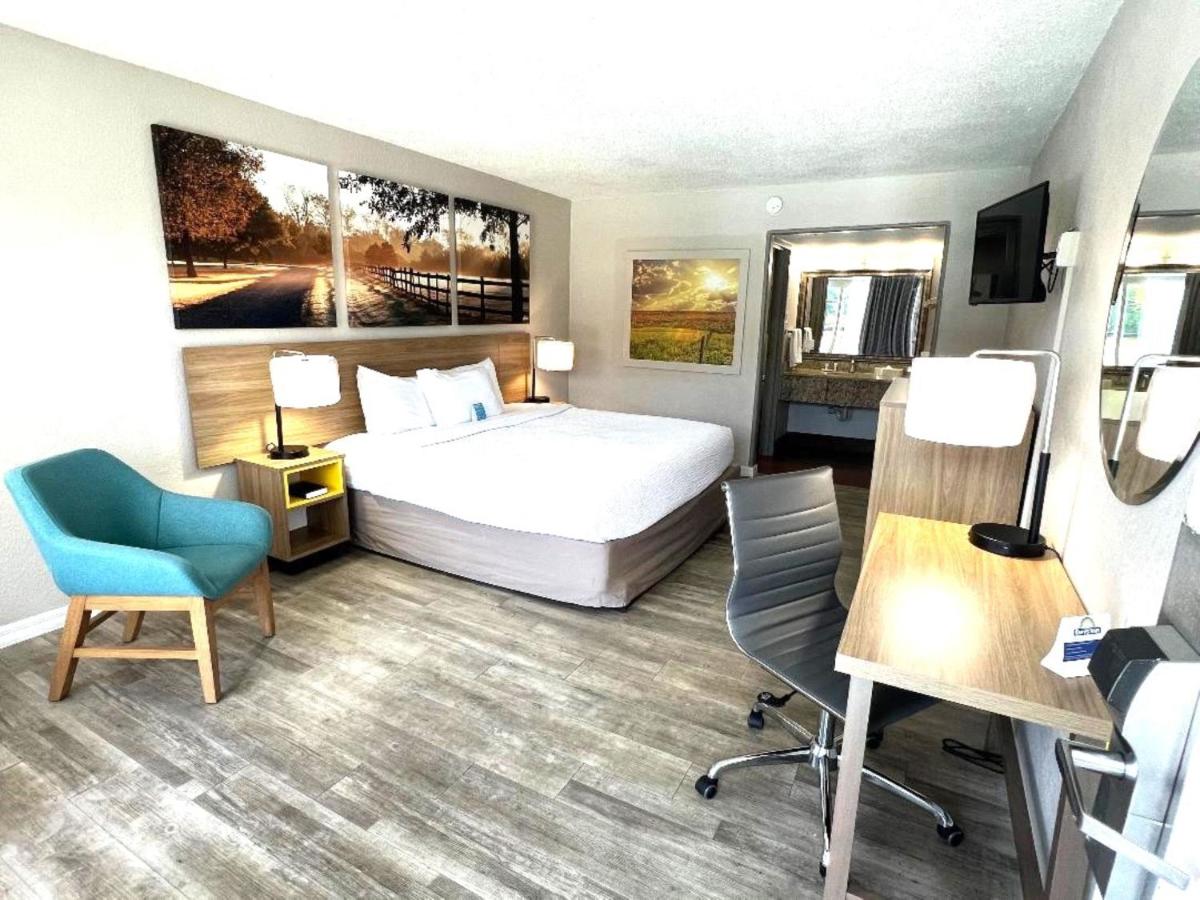 King Room - Non-Smoking at Days Inn by Wyndham Wildwood I-75