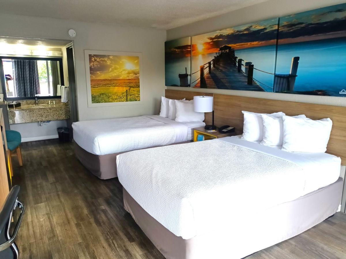 | Days Inn by Wyndham Wildwood I-75