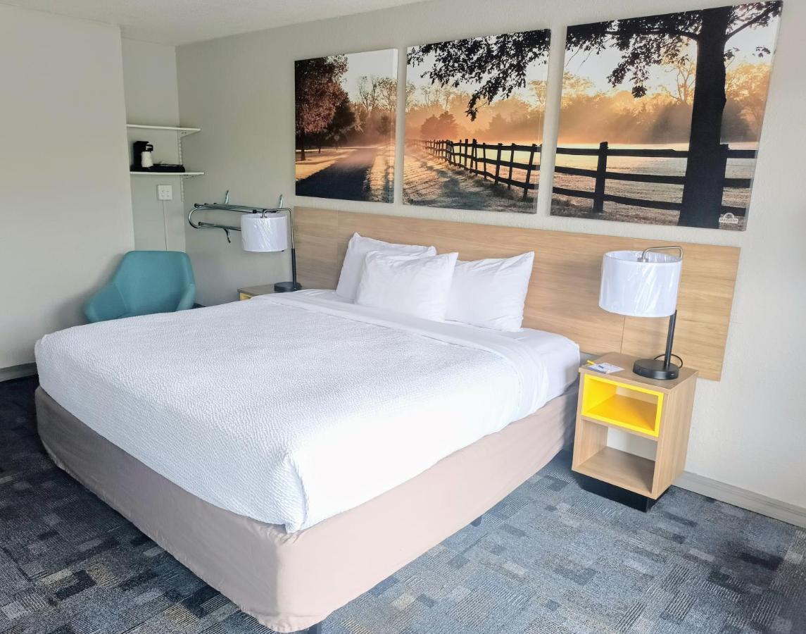 King Room - Disability Access/Non-Smoking at Days Inn by Wyndham Wildwood I-75