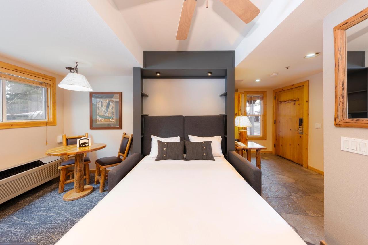 | Red Wolf Lakeside Lodge