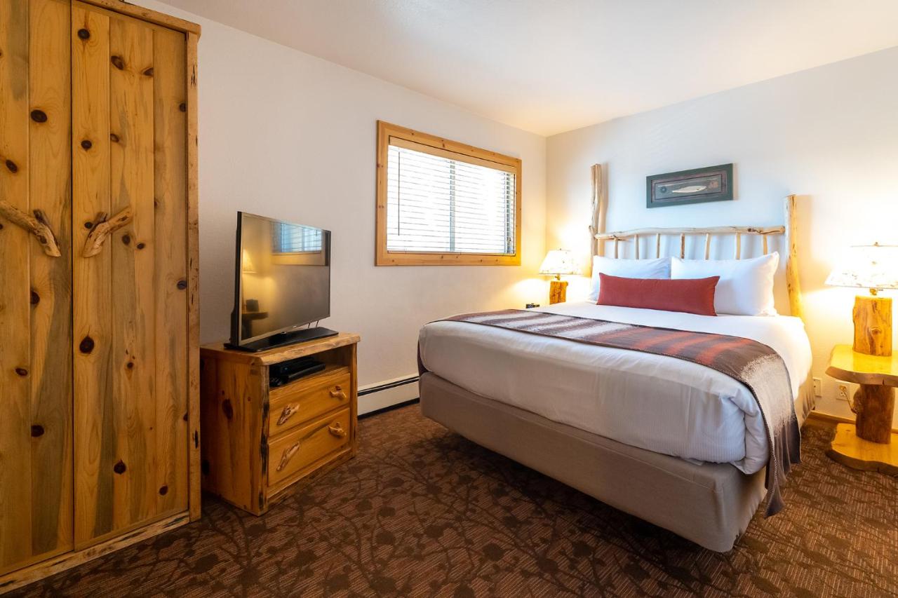 | Red Wolf Lakeside Lodge