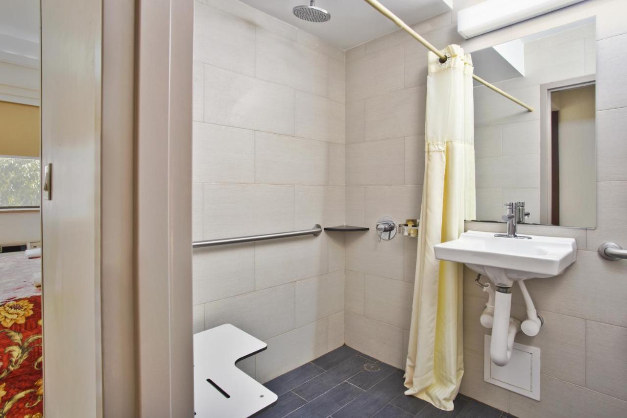 | Brooklyn Motor Inn