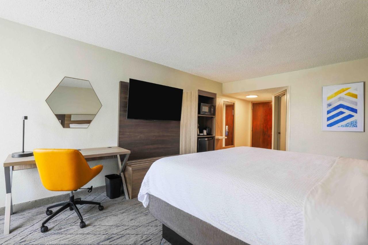 King Room at Holiday Inn Express Burlington by IHG