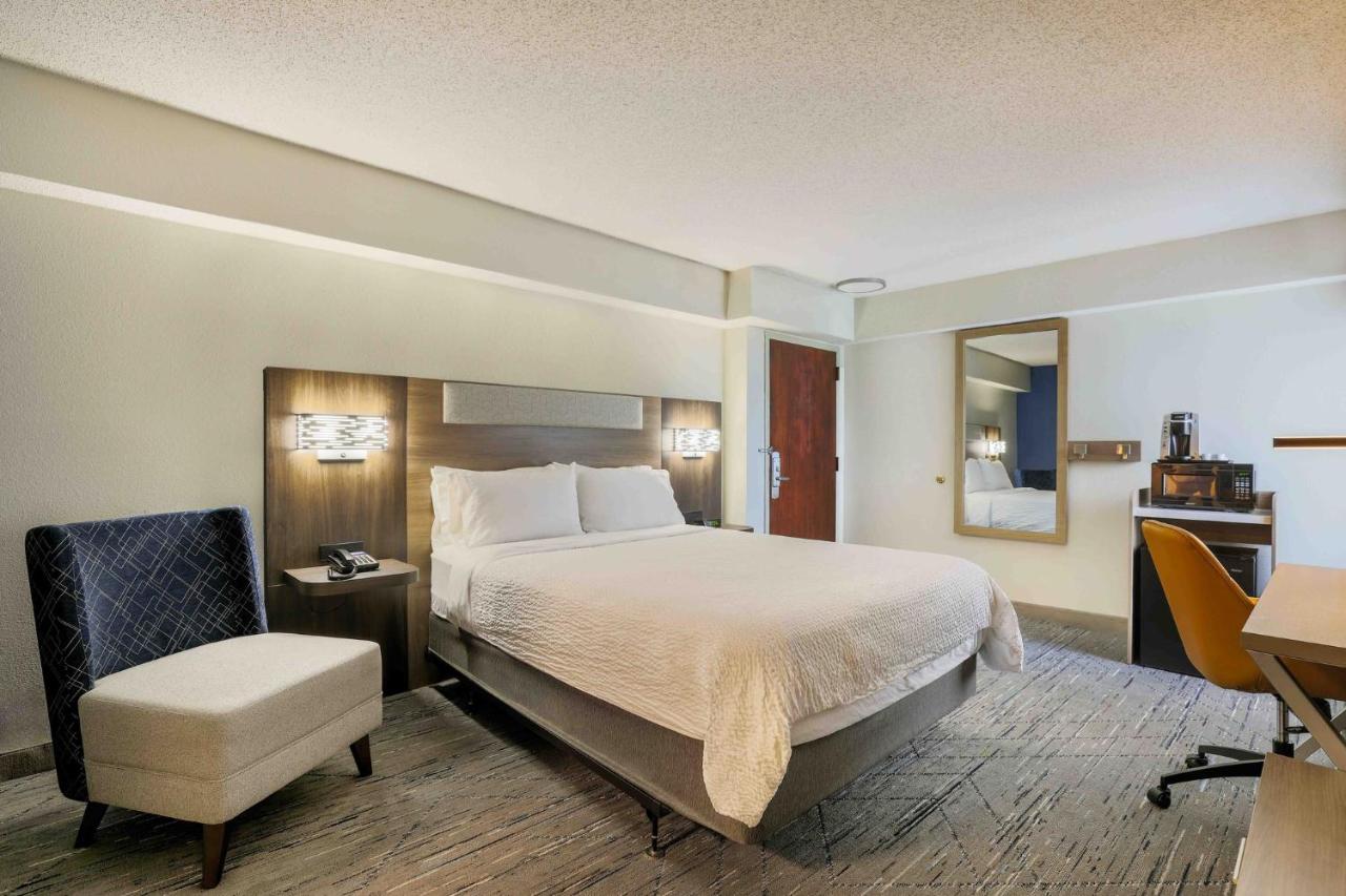 Queen Room with Bath Tub - Disability Access/Non-Smoking at Holiday Inn Express Burlington by IHG